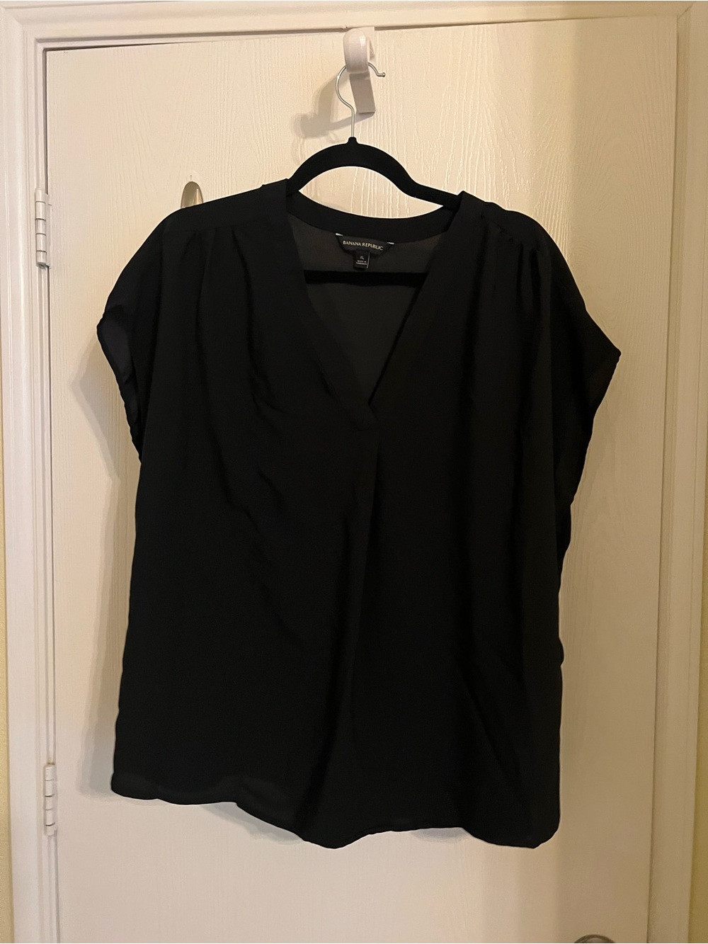 Banana Republic Black V-Neck Sleeveless shirt - Picture 3 of 3